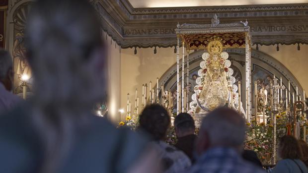 La Virgen del Rocío amanece en su paso