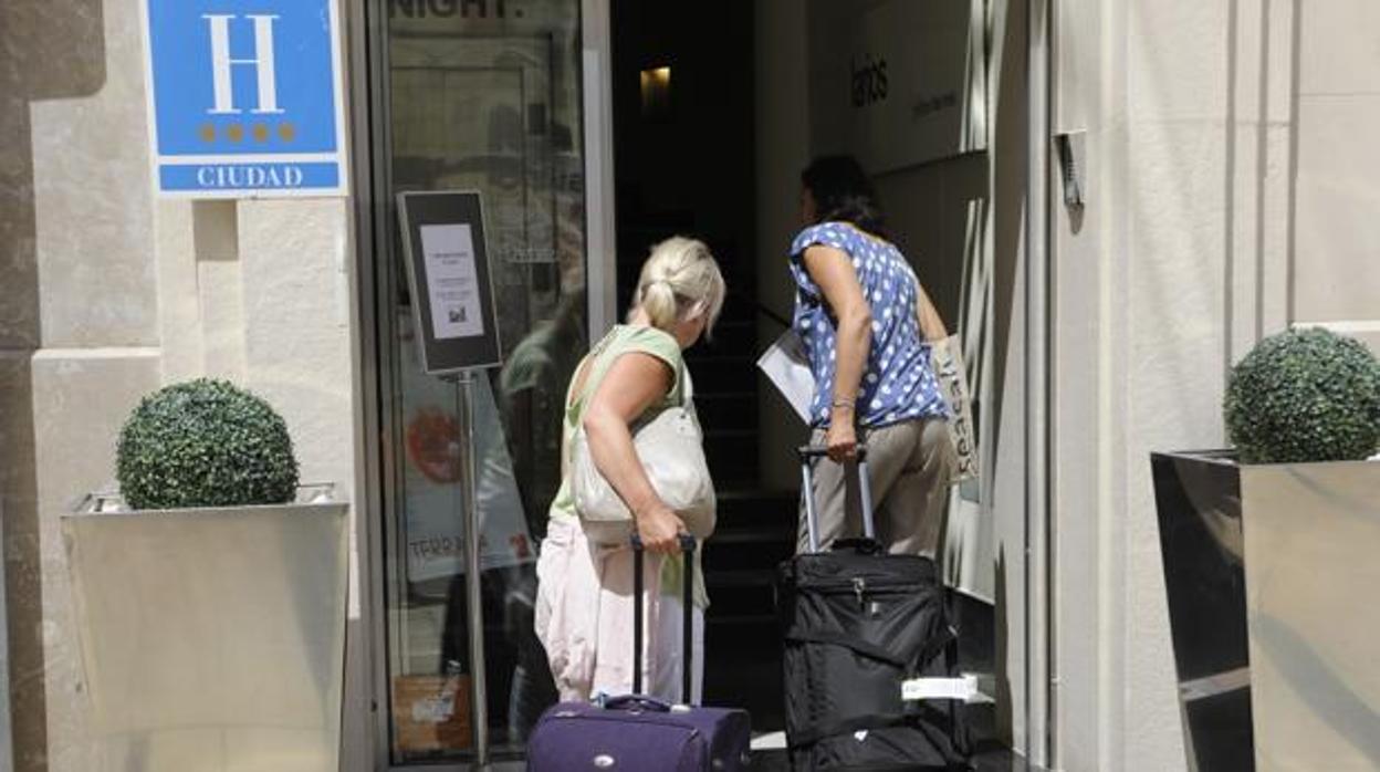 Dos turistas entran en n hotel de cuatro estrellas