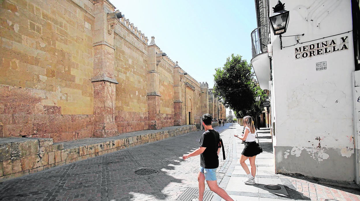 Turistas en el entorno de la Mezquita-Catedral, ahora prácticamente vacío