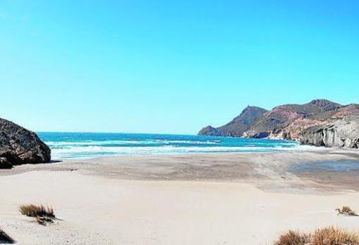 Esta playa se encuentra en la del Campillo del Genovés, rodeada por las playas de Genoveses y Mónsul