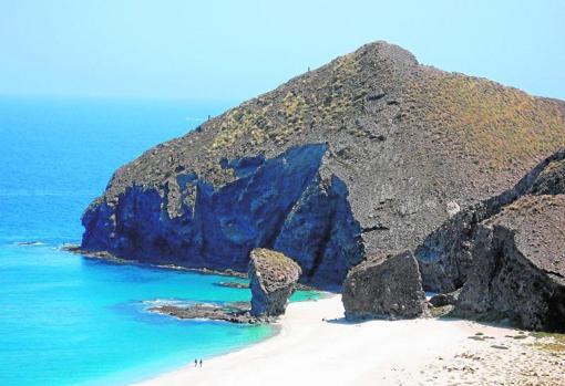 La Cala de los Muertos es un lugar idílico, de postal, a medio camino entre Agua Amarga y Carboneras