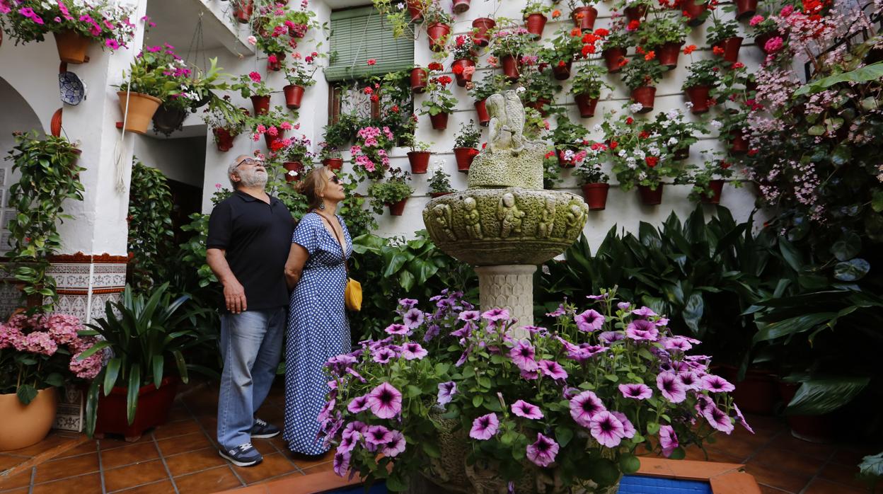 Visitantes en el patio de la calle Judíos, 6 en la edición de 2019 del Festival de los Patios