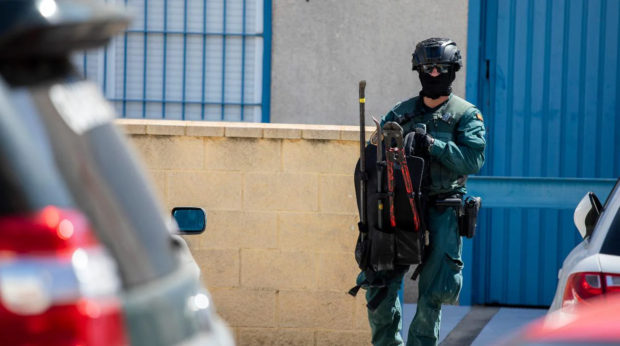 Un agente de la Guardia Civil en otra operación contra el blanqueo desarrollada en Huelva