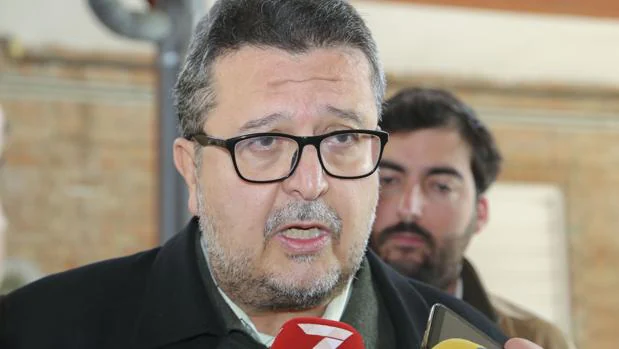 El juez Serrano deja Vox pero mantiene su acta de diputado en el Parlamento de Andalucía