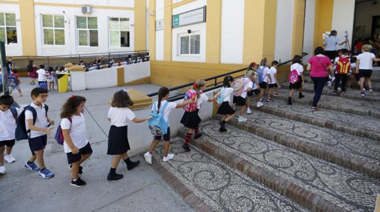 Alumnos de un colegio de Córdoba, en fila para entrar en clase