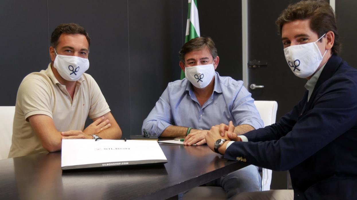 Momento de la firma entre Javier González Calvo y los representantes de Silbon