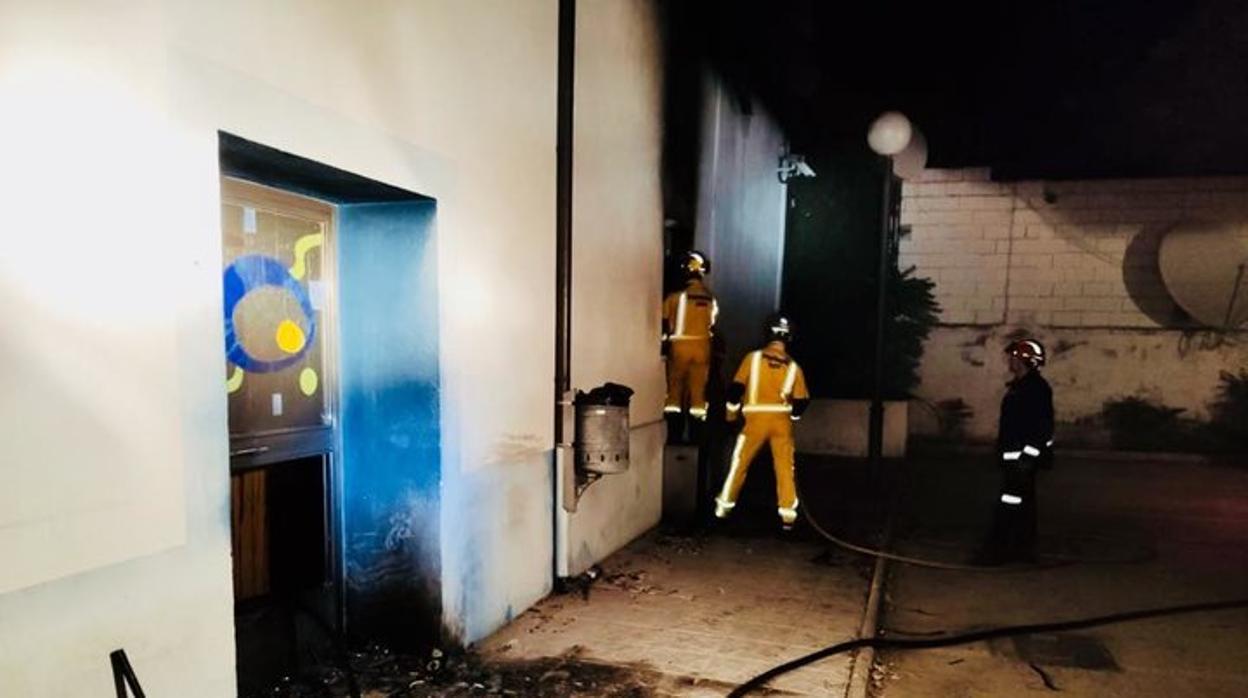 Bomberos extinguen el incendio de Onda Jaén