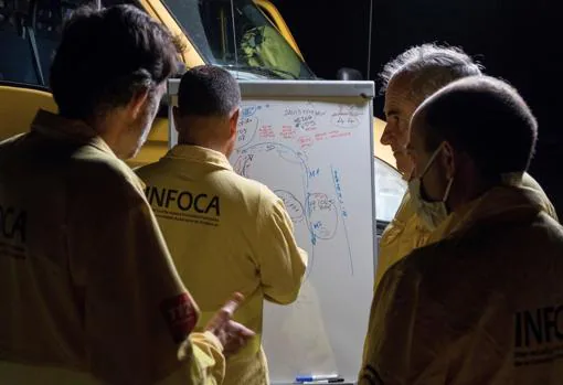 Miembros del Infoca han elaborado un plan para contener el incendio