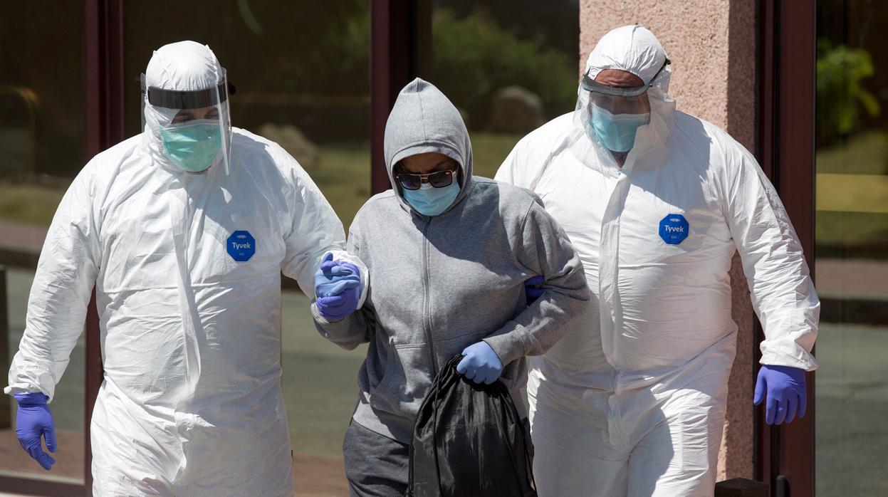 Trasladan a una zona reservada del hospital a los dos inmigrantes que dieron positivo en Almería