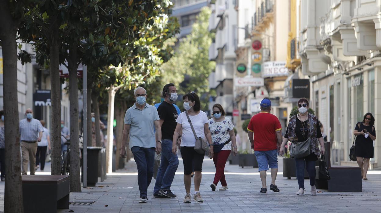 Personas con mascarillas en la calle Cruz Conde de Córdoba