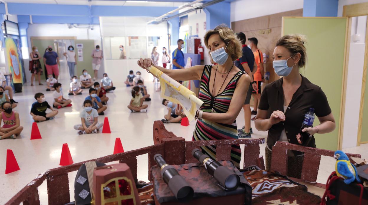 La delegada de Educación, Inmaculada Troncoso, en el colegio Obispo Osio, con los alumnos de Refuerzo Educativo