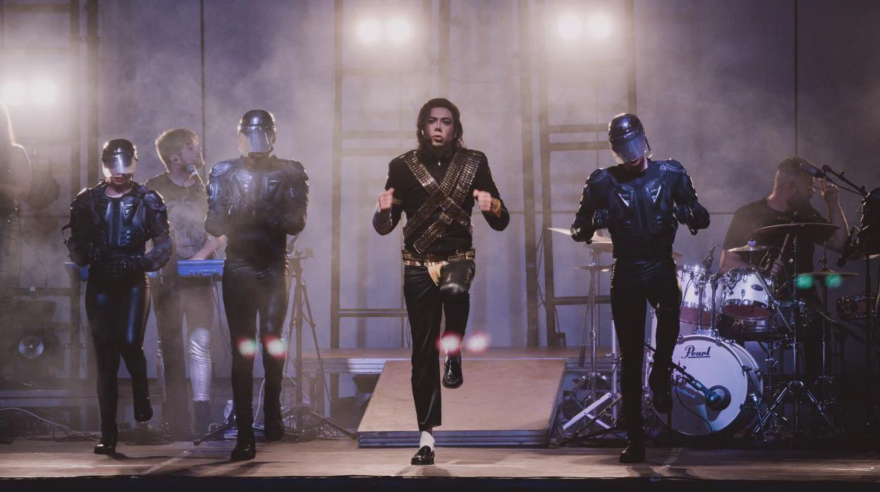 El artista Miguel Concha, interpretando a Michael Jackson, durante el concierto en Lucena