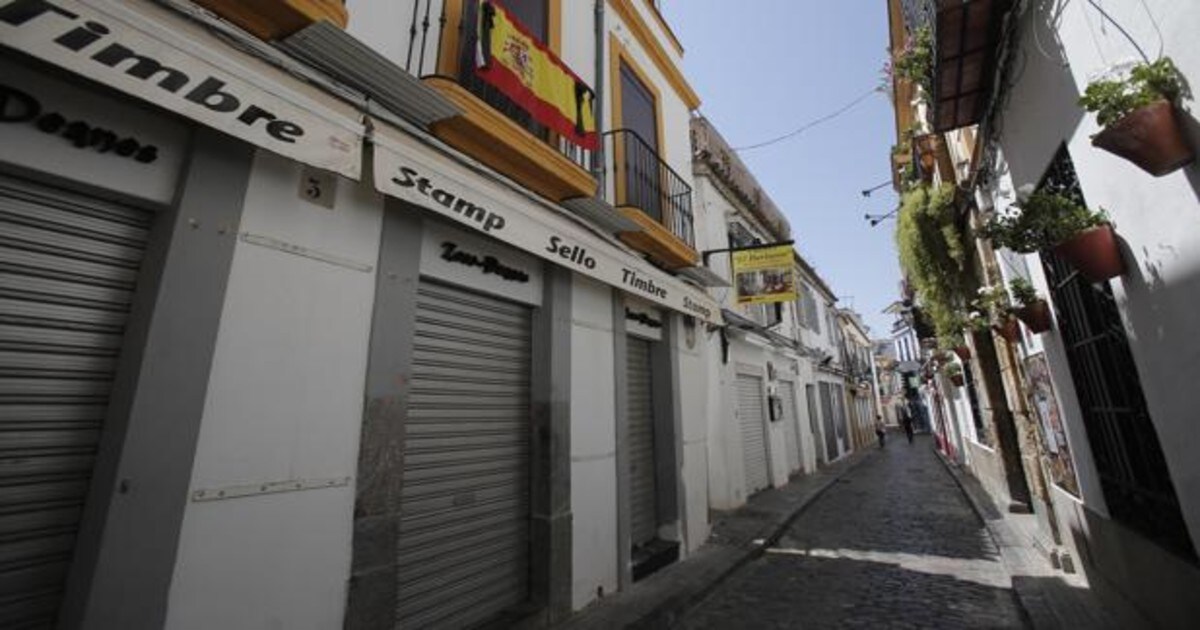 La calle Deanes de la Judería de Córdoba, siempre bulliciosa, con un aspecto desértico
