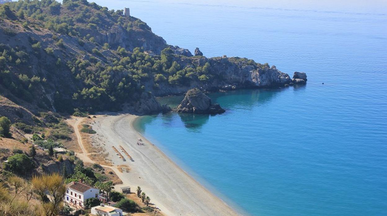 Esta playa está situada en el Paraje Natural de Maro-Cerro Gordo, en Nerja