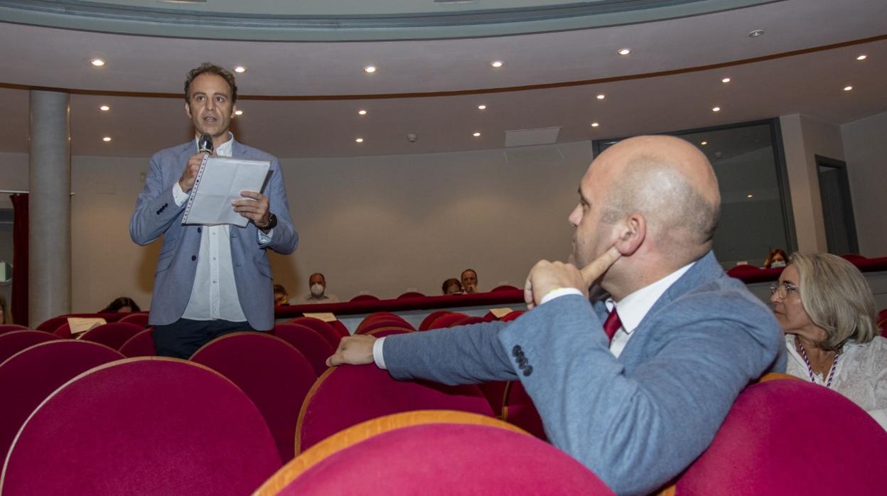 El ya alcalde, Alexis Landero, atende a la intervención de Israel Medina en el Pleno