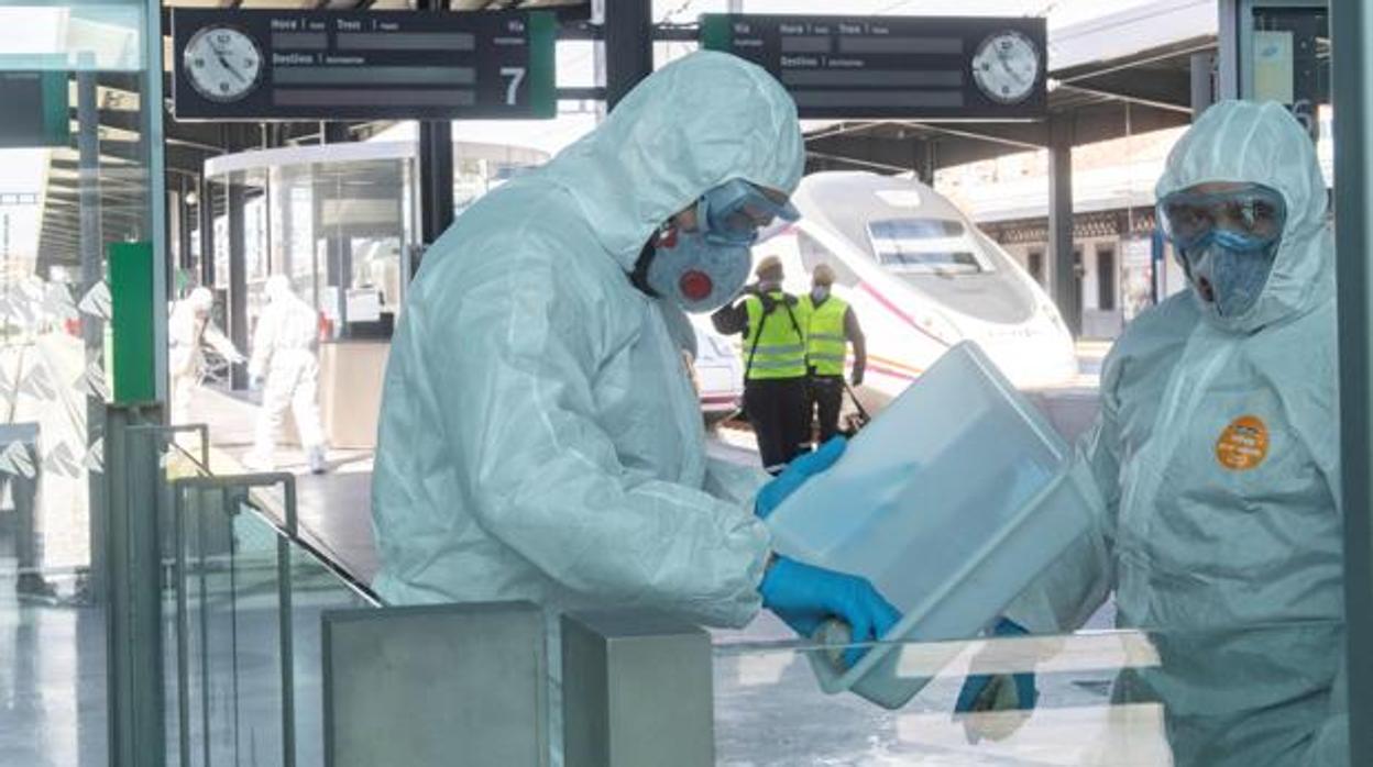 Operarios desinfectando en la estación de trenes de Granada