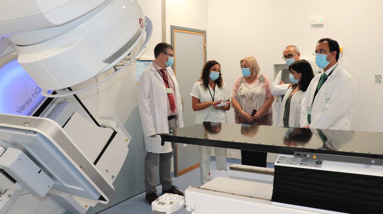 El equipo médico del hospital y la delegada de Salud de la Junta visitan las instalaciones