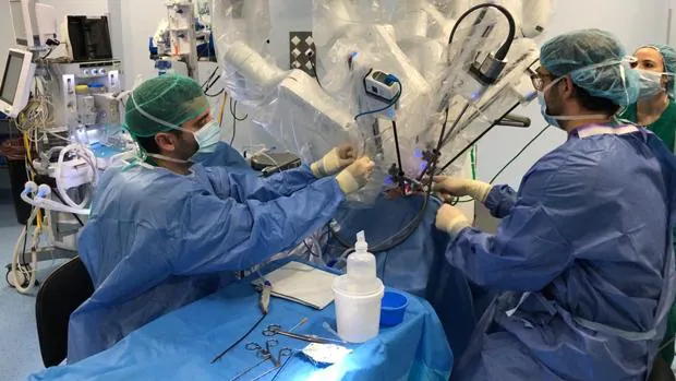 El Hospital Reina Sofía aplica cirugía robótica al cáncer de laringe por primera vez en Andalucía