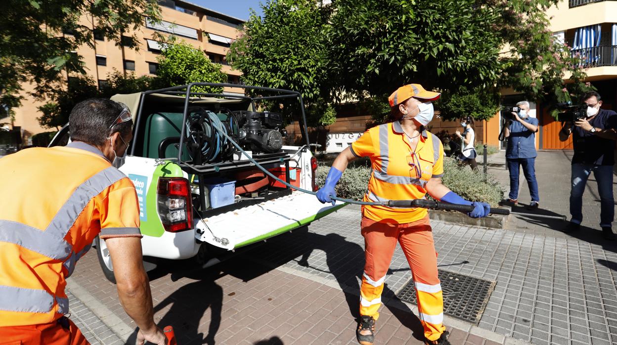 Una trabajadora de Sadeco prueba los nuevos sistemas de desinfección Covid-19