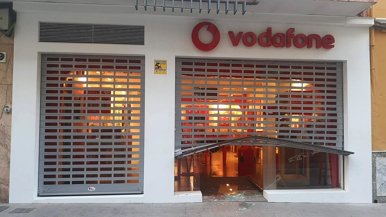 Destrozan el acceso a una la tienda de telefonía para robar en pleno centro de Lucena