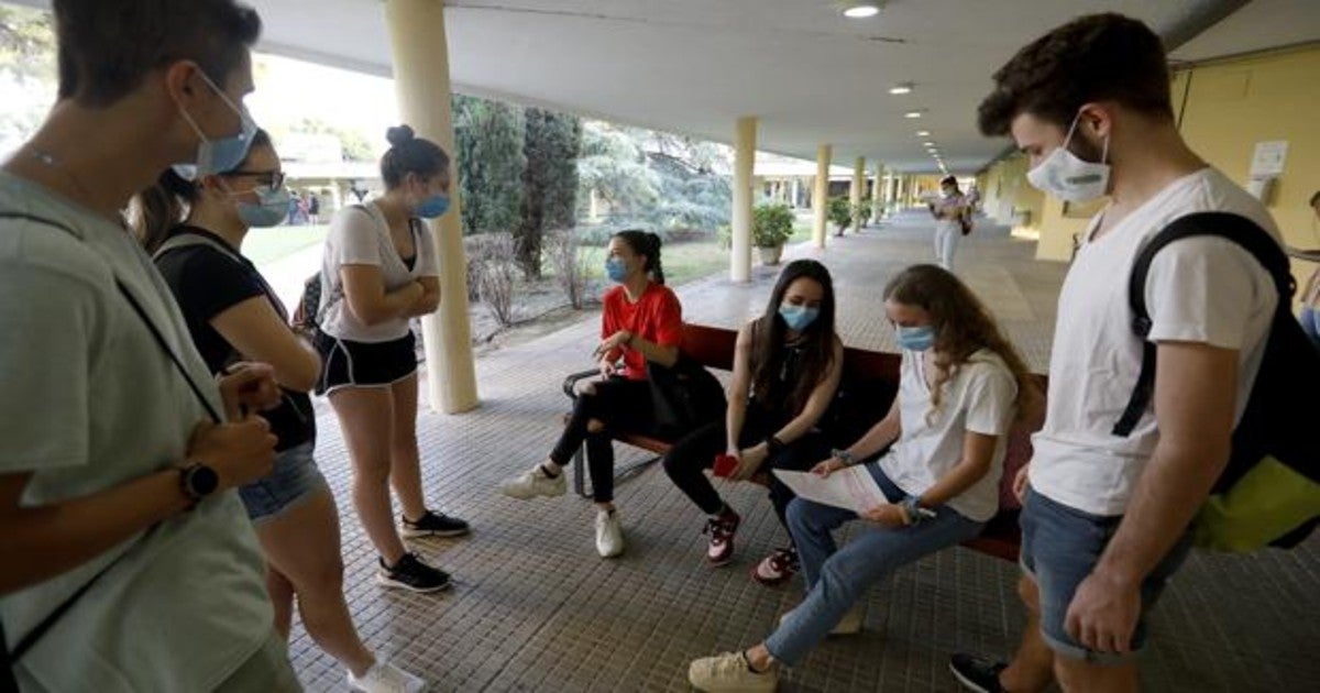 Un grupo de estudiantes antes de examinarse de Selectividad este martes en Córdoba