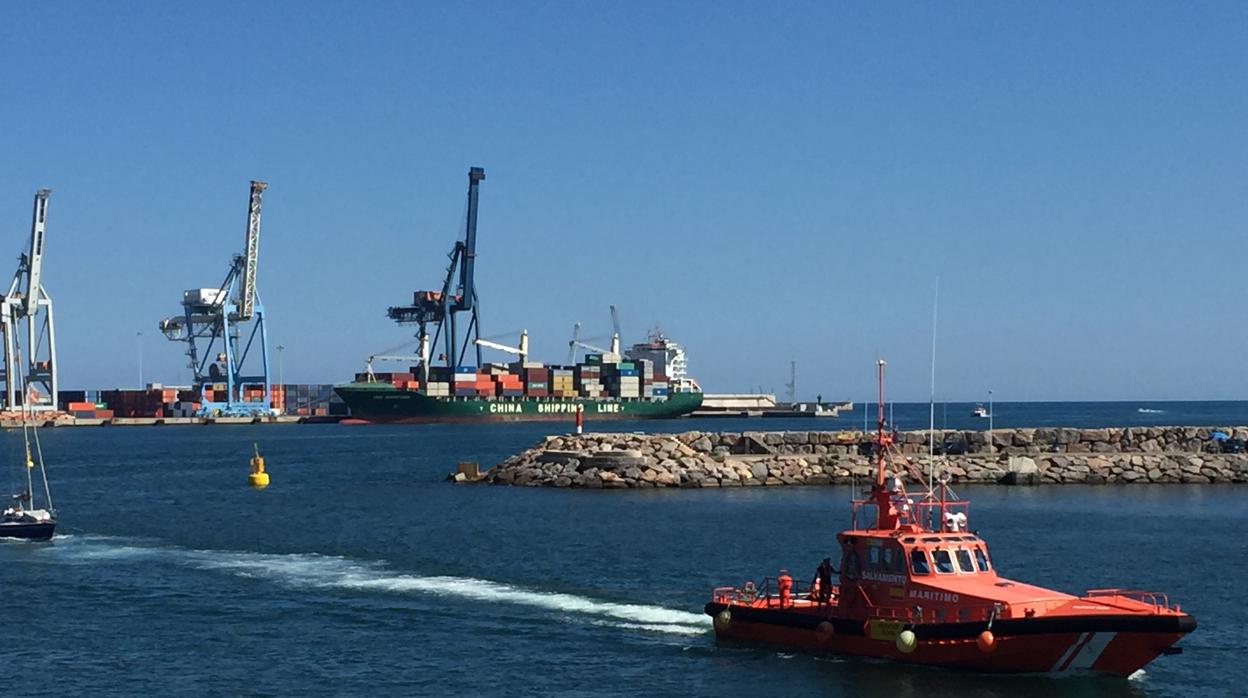 Uno de los barcos de Salvamento Marítimo saliendo de puerto para un rescate