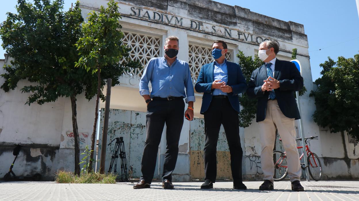 El alcalde, con los ediles de Deportes y Urbanismo en San Eulogio