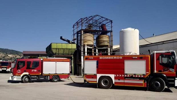 Los bomberos de Cabra sofocan un fuego y evitan daños mayores en una cooperativa olivarera