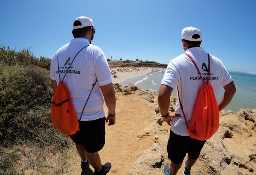 Vigilantes en un acceso a la playa de El Puerto de Santa María