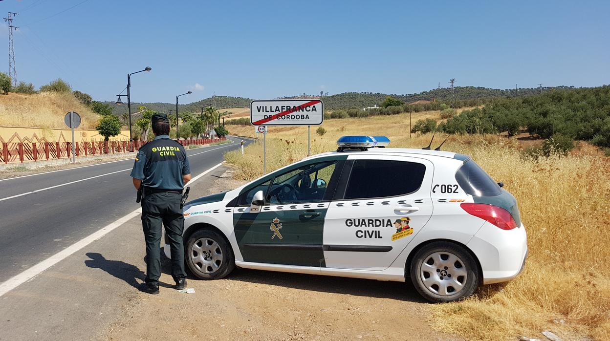 Un agente de la Guardia Civil en Villafranca de Córdoba