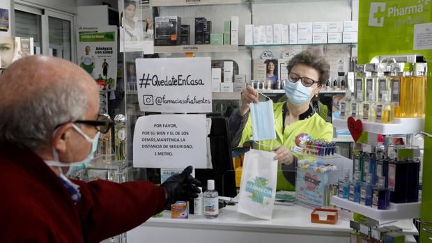 Los farmacéuticos de Córdoba garantizan el abastecimiento de mascarillas, que serán obligatorias