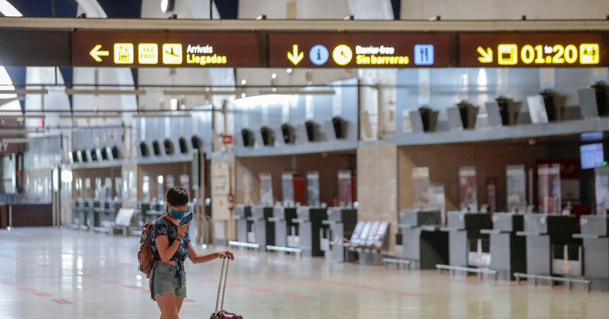 Una joven con mascarrilla en el aeropuerto de Sevilla