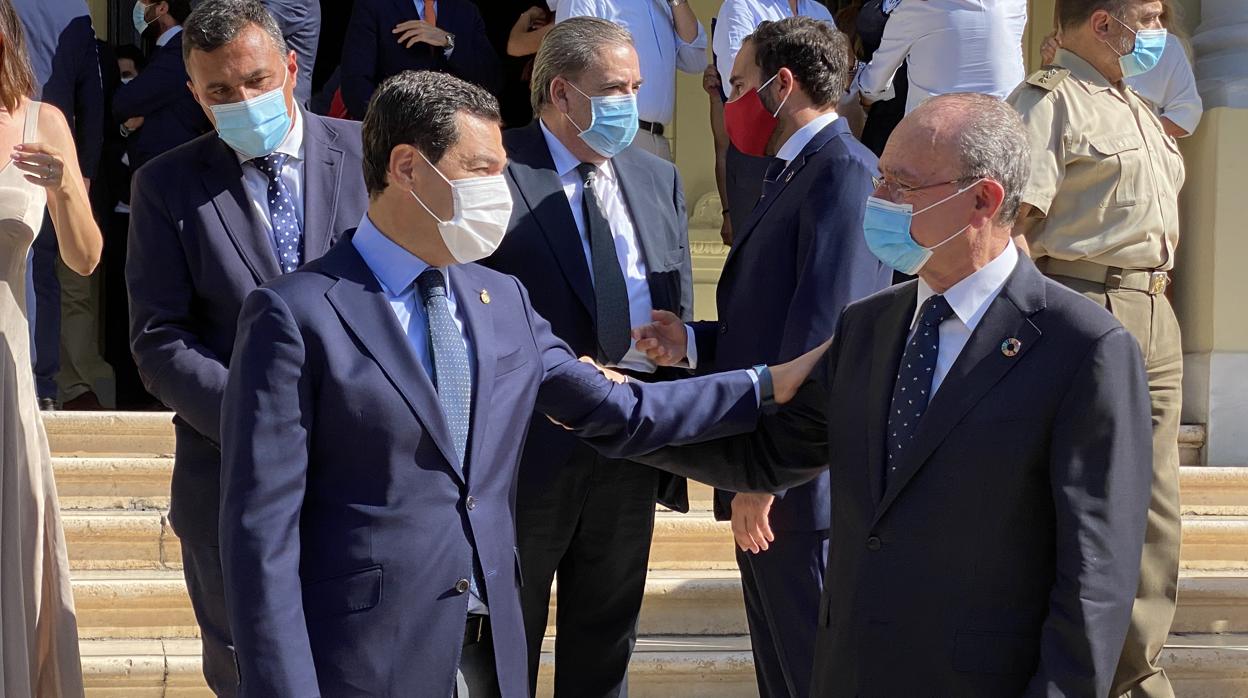 Juanma Moreno junto al alcalde de Málaga, Francisco de la Torre, en el minuto de silencio en memoria de José María Martín Carpena