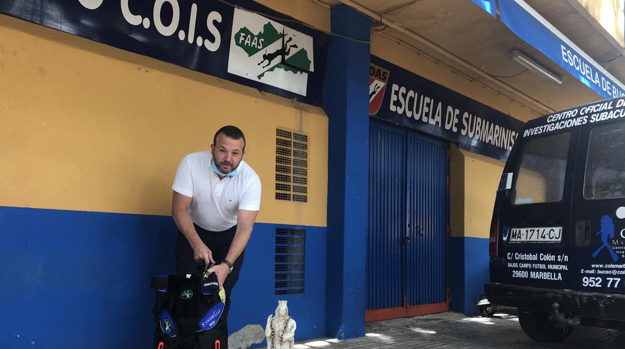 José Jiménez junto a la Virgen del Carmen que intentaron robar preparando su material de buceo