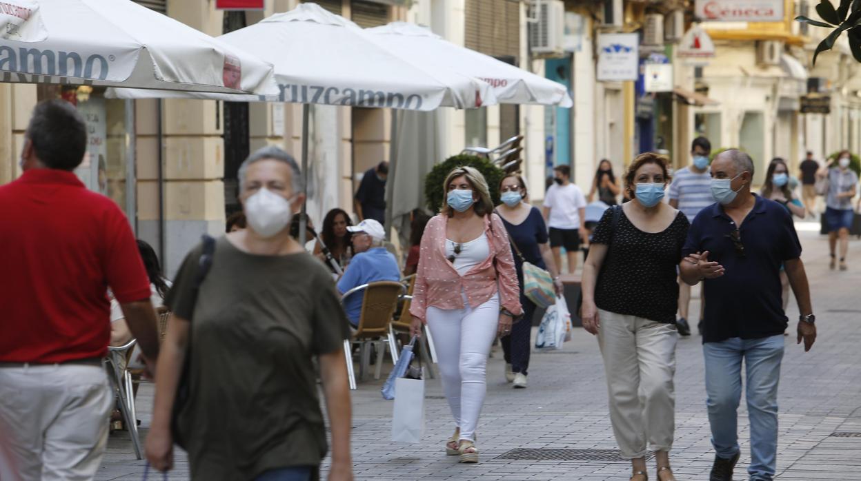 Personas protegidas por mascarillas, ayer