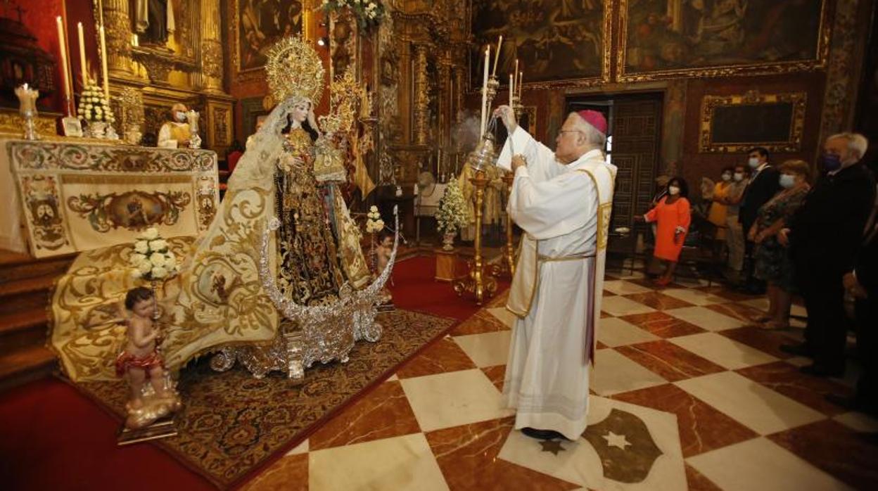 El obispo de Córdoba, ante la Virgen del Carmen de San Cayetano