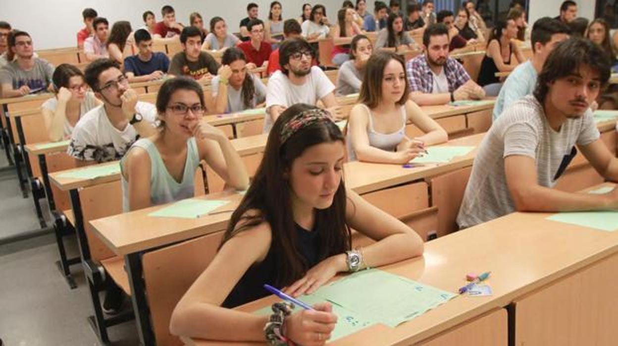 Estudiantes durante un examen de Selectividad