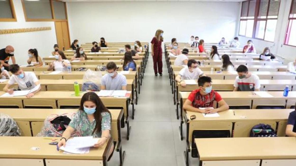 Estudiantes examinándose de Selectividad