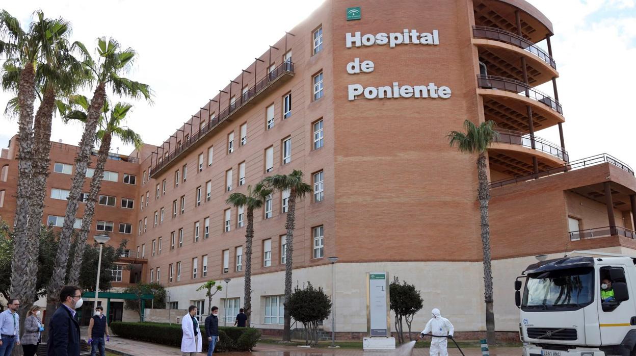 Tareas de limpieza en el entorno del Hospital de Poniente en el inicio de la pandemia