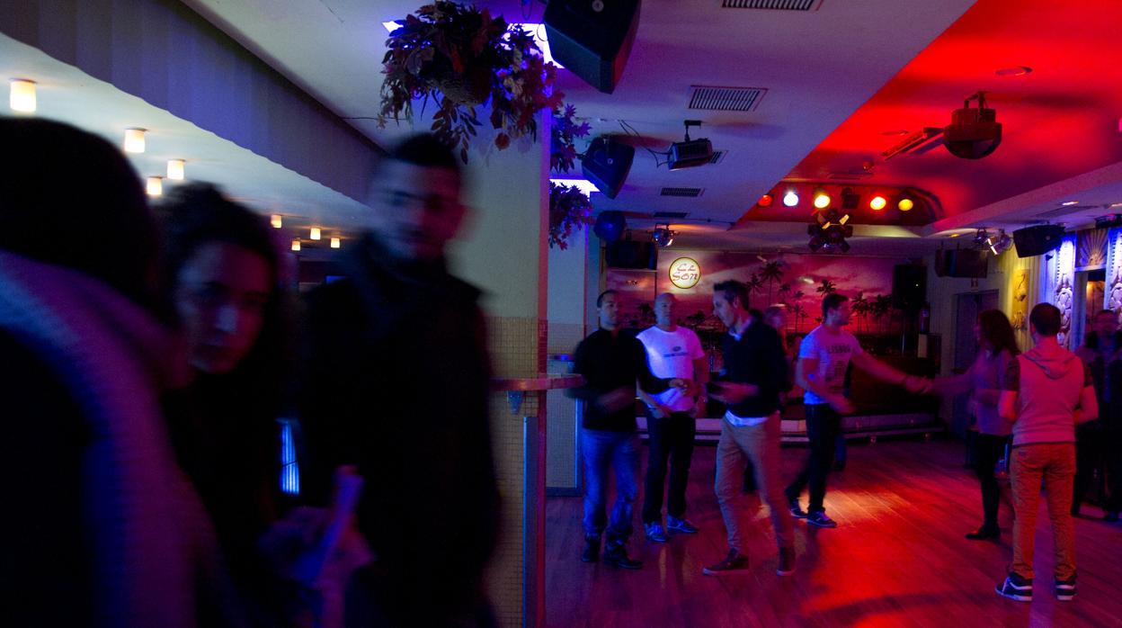 Interior de una discoteca con varios clientes