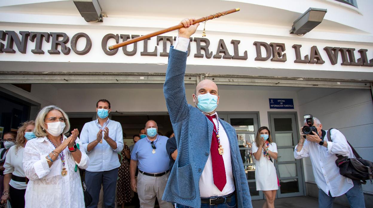 landero el día de su toma de posesión. A la izquierda, la nueva alcaldesa Pepa González Bayo