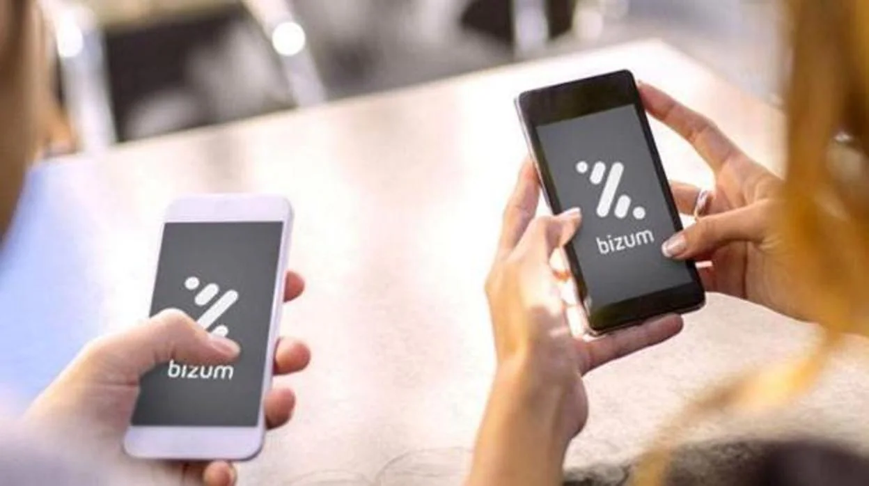 Dos usuarios con la aplicación Bizum en sus móviles