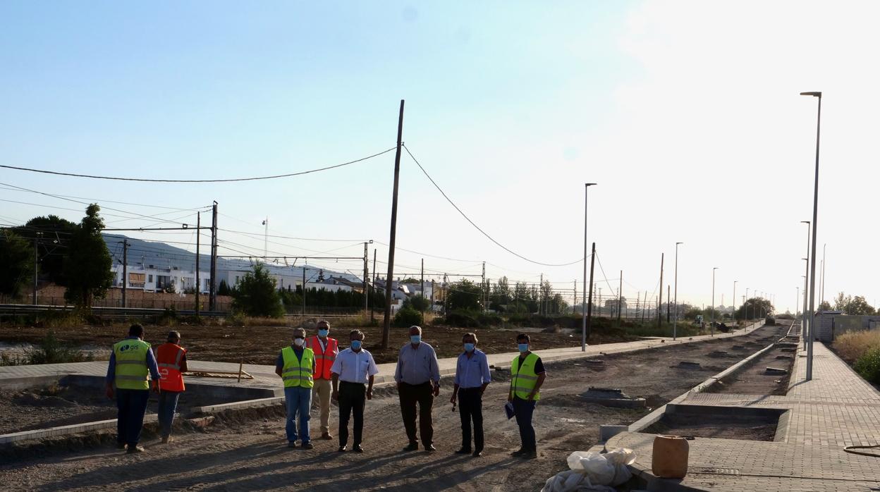 Fuentes junto a los técnicos de Urbanismo y de la empresa urbanizadora en los suelos de la antigua Azucarera de Villarrubia