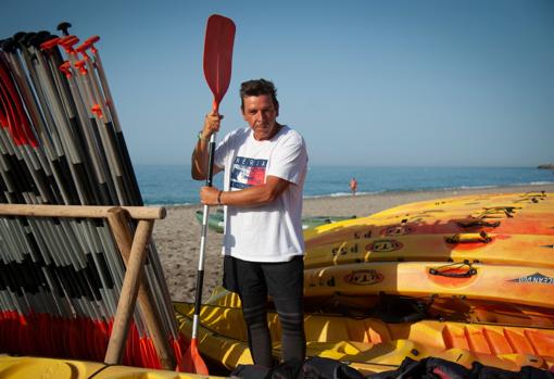 Miguel Joven en su negocio, ubicado en una de las playas del municipio