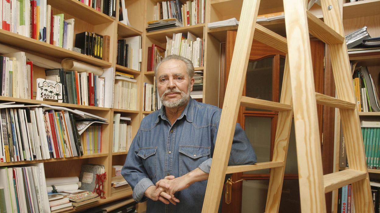 Julio Anguita, fotografiado en su biblioteca