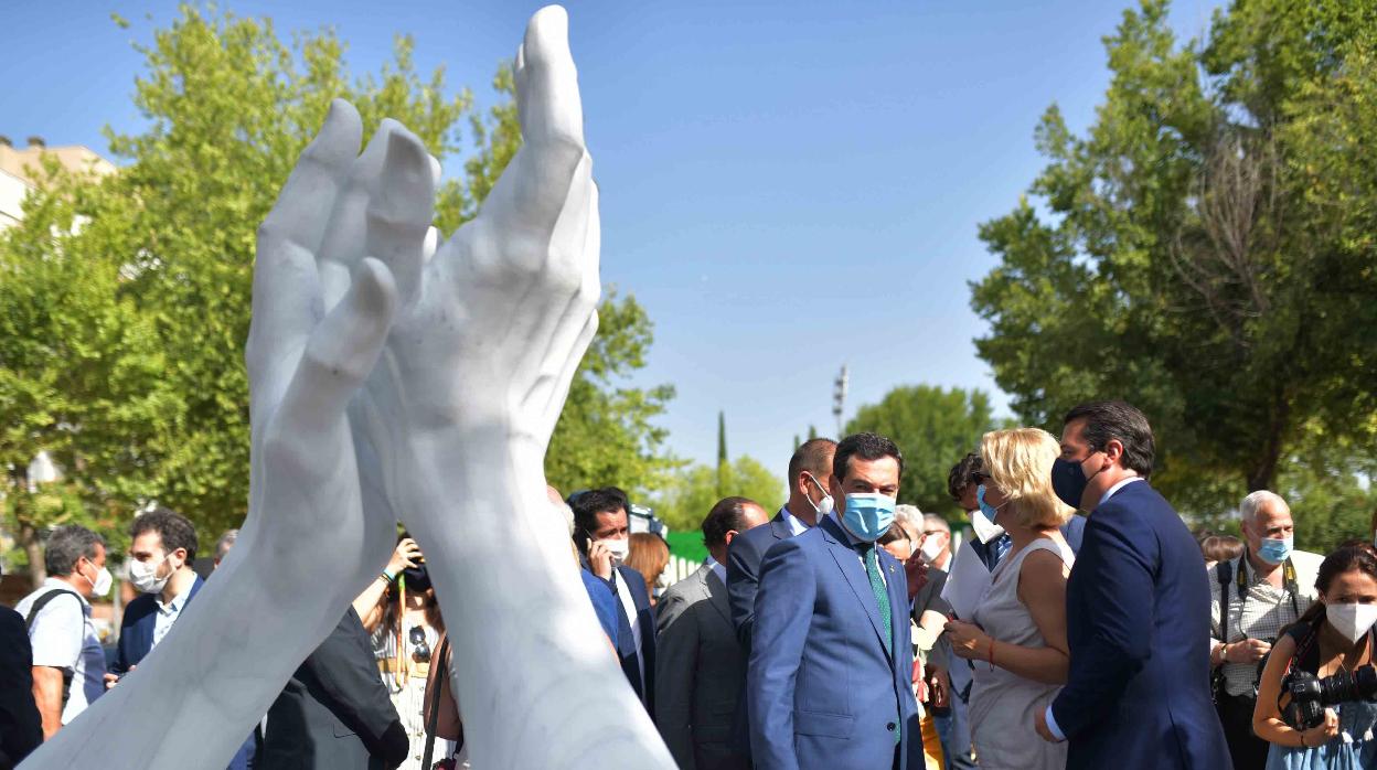 El presidente de la Junta, Juanma Moreno, durante la inauguración del monumento homenaje a los sanitarios en Córdoba