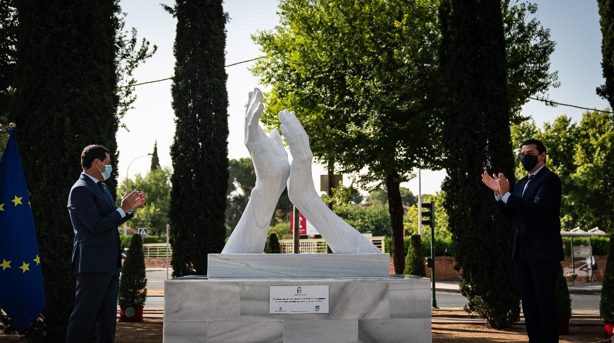 El presidente de la Junta, Juanma Moreno, y el alcalde de Córdoba, José María Bellido, durante el homenaje a los sanitarios andaluces