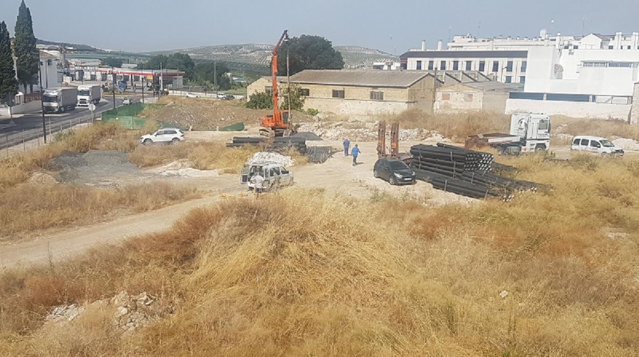 Una máquina perforadora en el solar de la antigua cooperativa Jesús Nazareno de Aguilar