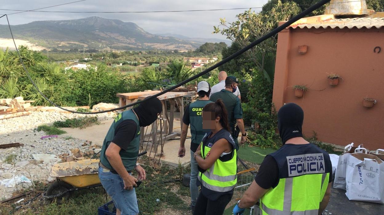 Agentes de la Guardia Civil y la Policía Nacional, en uno de los registros en Tarifa