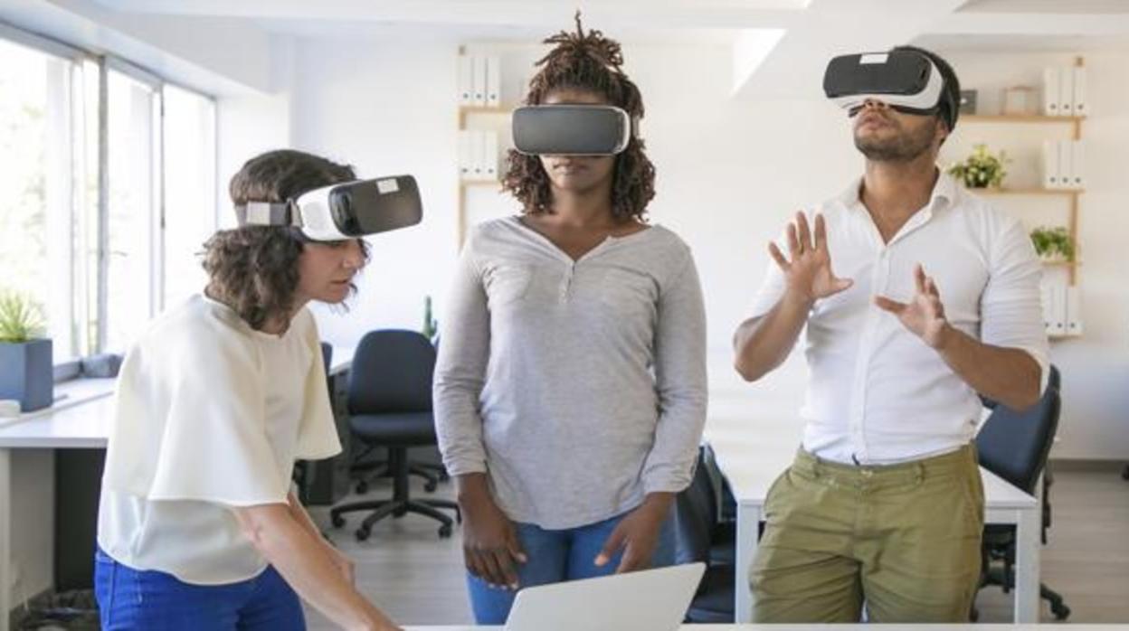 Tres perdonas usando dispositivos de realidad virtual